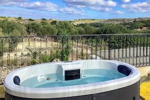 Outdoor spa tub - Pleasant Stone House & Jacuzzi St Martin (Mgarr)