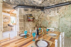 Villa familiale, 1 chambre, 2 salles de bains (Pleasant stone house & jacuzzi St) | Restauration
