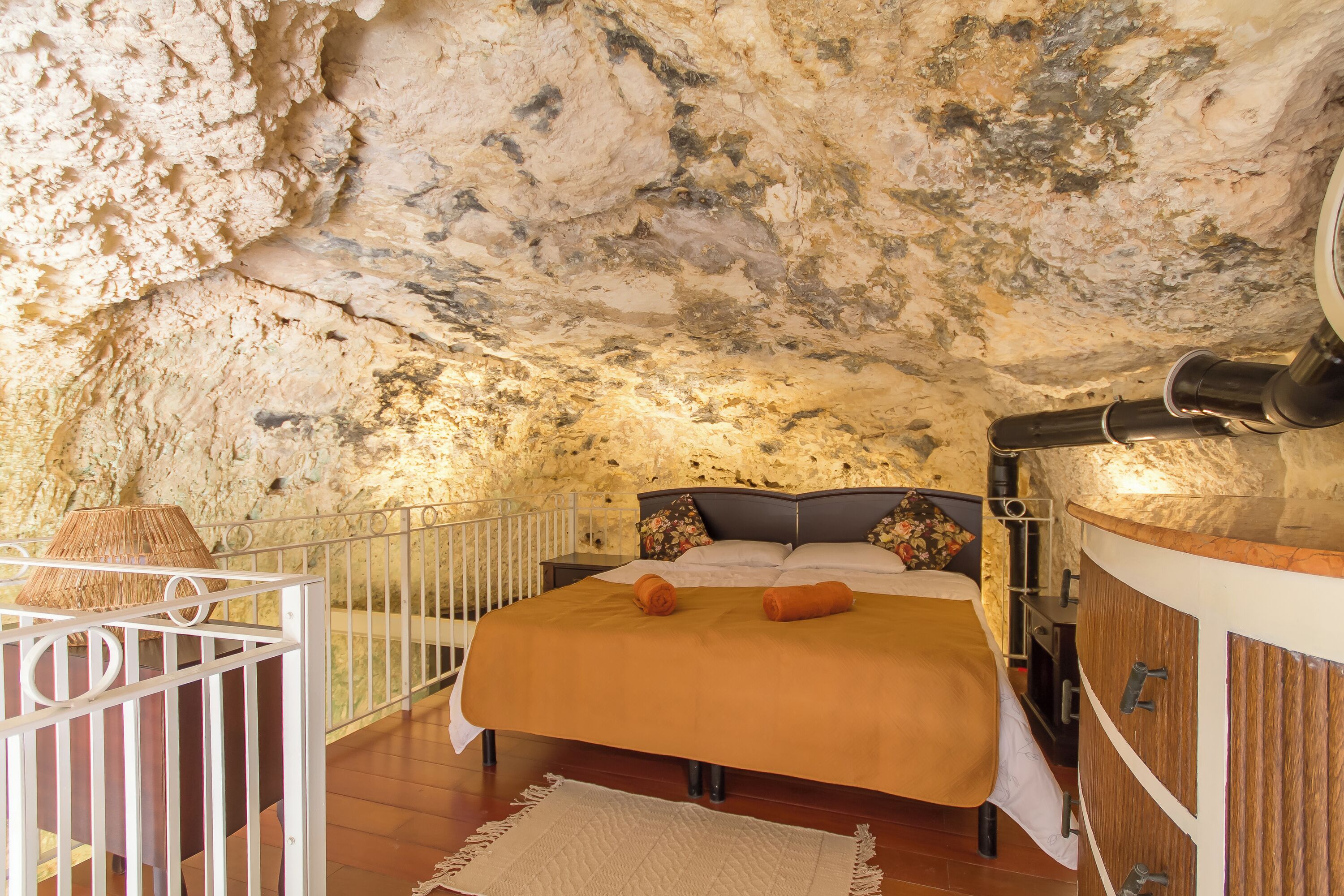 Biệt thự dành cho gia đình, nhiều phòng ngủ, 2 phòng tắm (Pleasant stone house & jacuzzi St) | 1 phòng ngủ, truy cập Internet không dây miễn phí, bộ trải giường 
