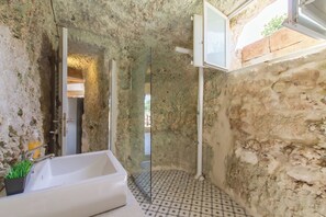 Villa familiale, 1 chambre, 2 salles de bains (Pleasant stone house & jacuzzi St) | Salle de bain | Douche, serviettes fournies, savon, shampooing