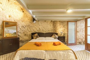 Villa Familiale, plusieurs chambres, 2 salles de bains (Pleasant stone house & jacuzzi St) | 1 chambre, Wi-Fi gratuit, draps fournis