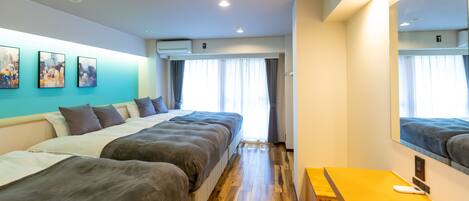 Căn hộ Deluxe | Bàn, khu vực làm việc phù hợp cho laptop, màn/rèm cản sáng