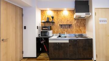 Departamento Deluxe | Cocina privada | Refrigerador con congelador, microondas y parrilla de estufa