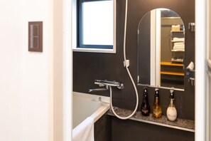 Appartement Deluxe | Salle de bain | Baignoire et douche séparées, articles de toilette (gratuits)