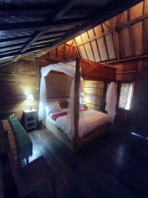 Desk, bed sheets - Pondok Cap Oleng (Cemagi)