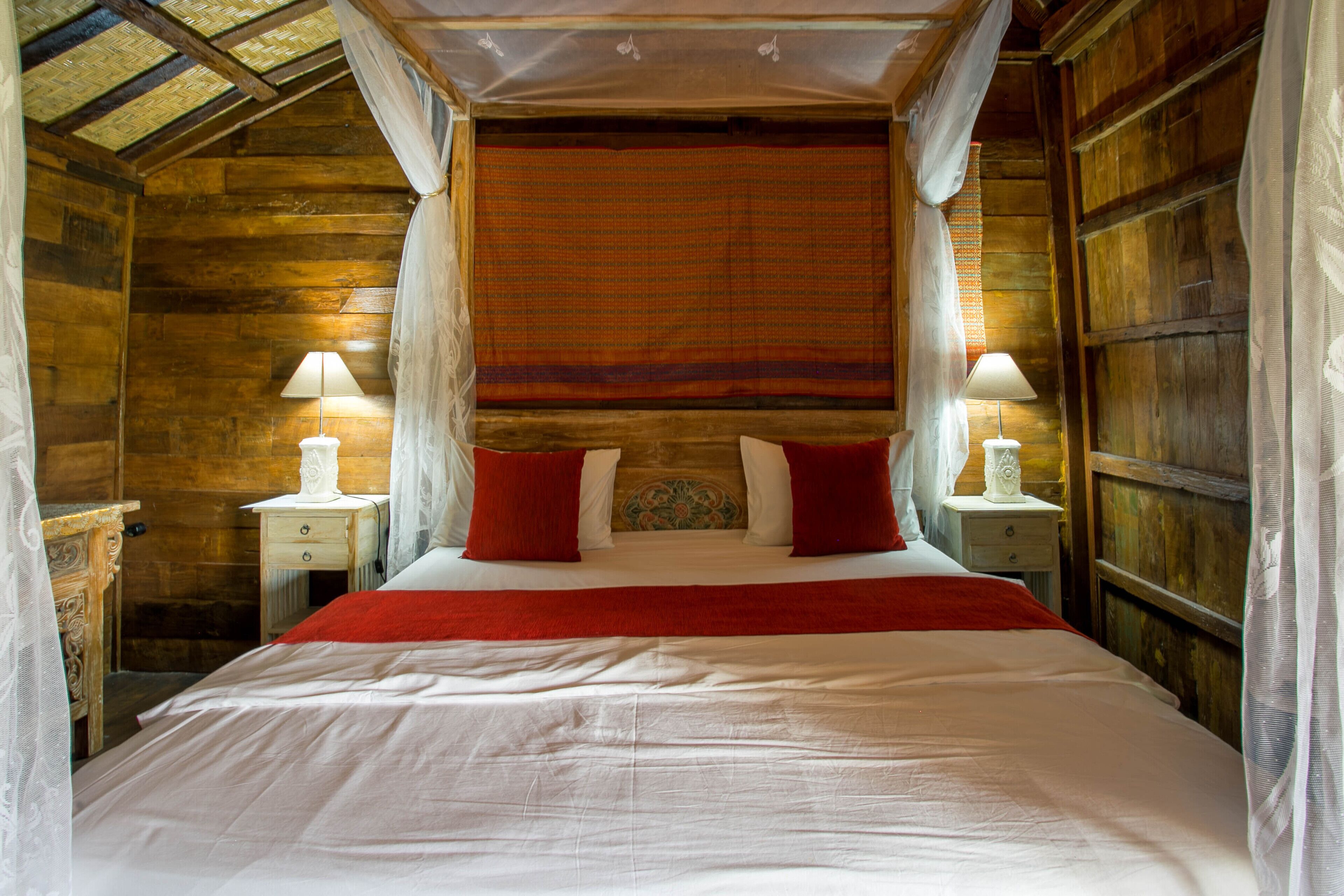 Standard Double Room | Desk, bed sheets