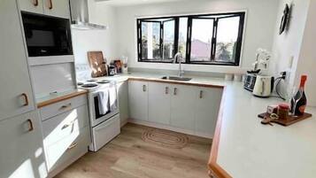 Refrigerador, microondas, horno, placa de cocina