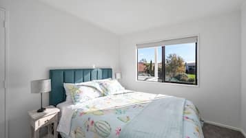 3 bedrooms, iron/ironing board, WiFi, bed sheets