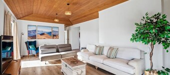 Family Perfect Winter Getaway, arcade, back yard, secure garage, parking