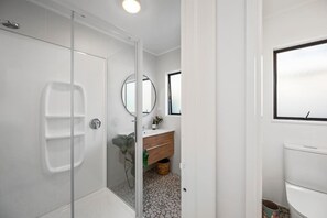 Een douche, een haardroger, handdoeken