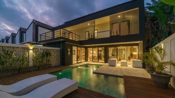Uma casa moderna com piscina, área de estar externa e varanda.