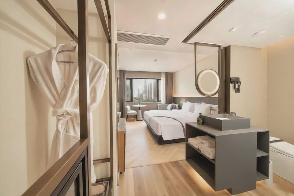 1 bedroom, down duvets, free minibar items, in-room safe