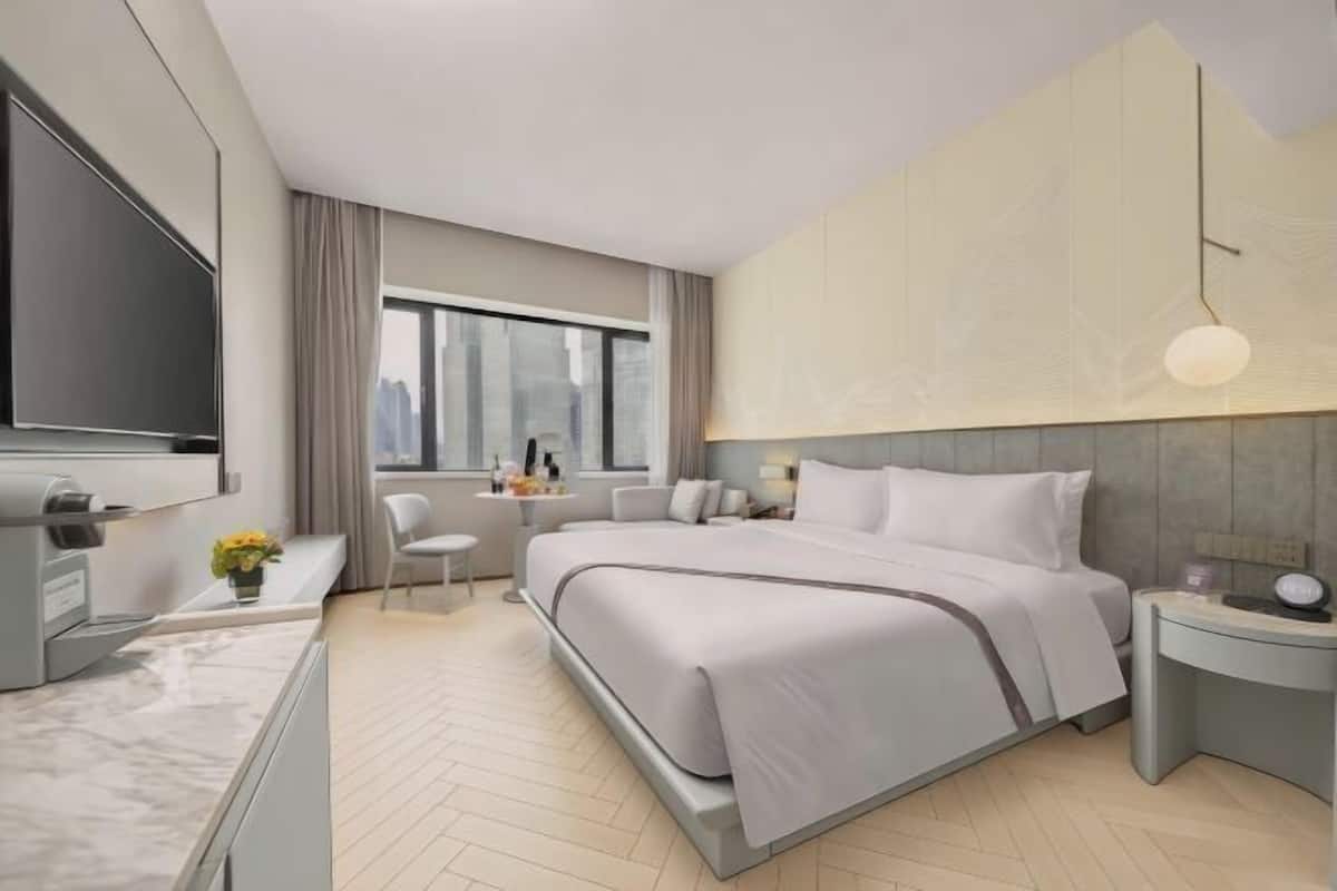 1 bedroom, down duvets, free minibar items, in-room safe