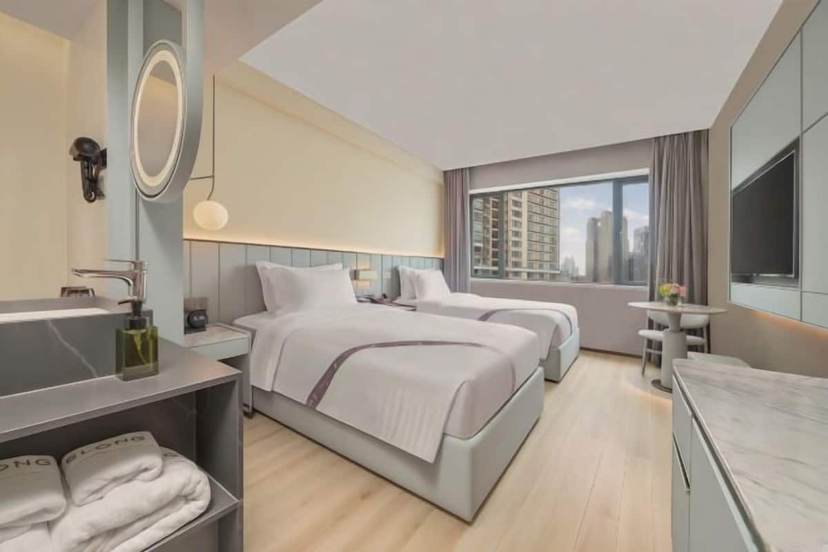 1 bedroom, down duvets, free minibar items, in-room safe