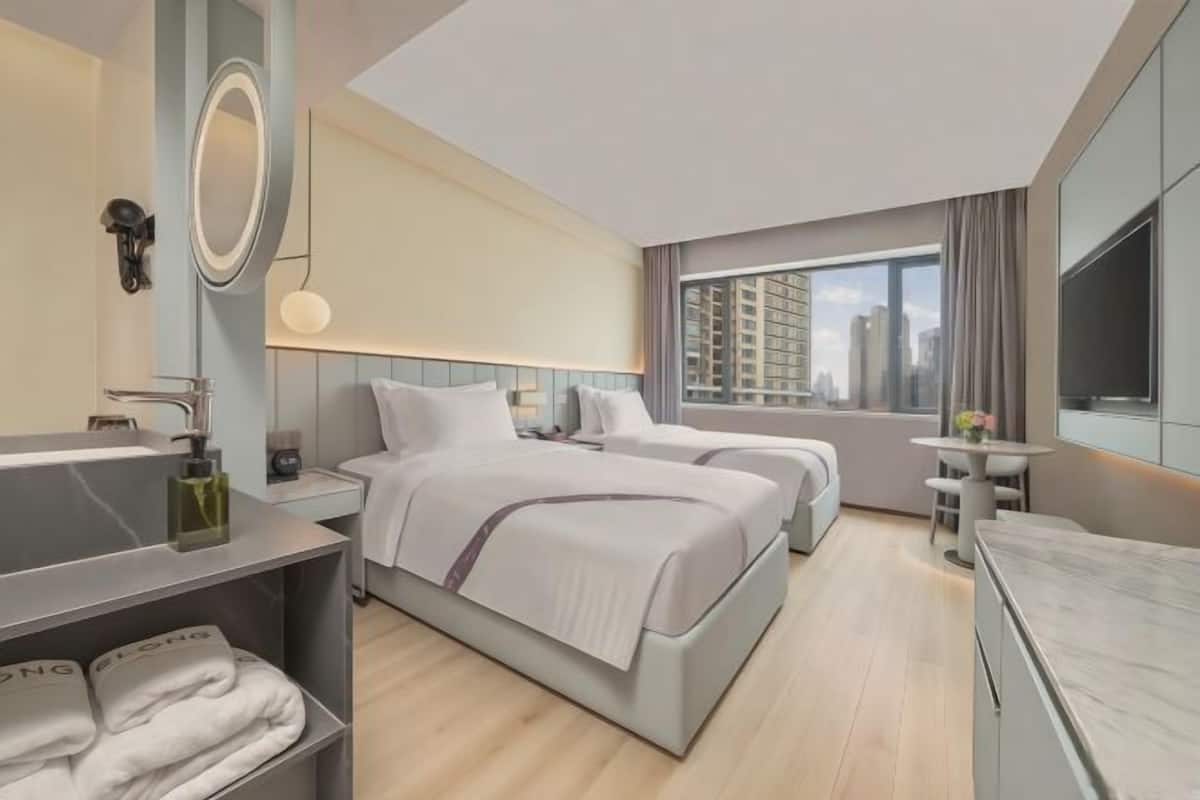 1 bedroom, down duvets, free minibar items, in-room safe