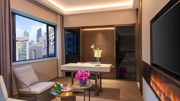 Executive Suite | Down duvets, free minibar items, in-room safe, blackout curtains