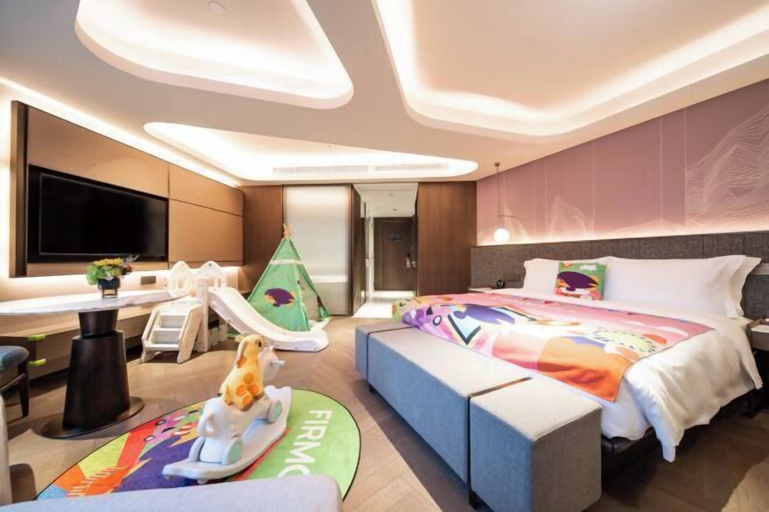 Edredons de pluma, frigobar (abastecido com alguns itens grátis)