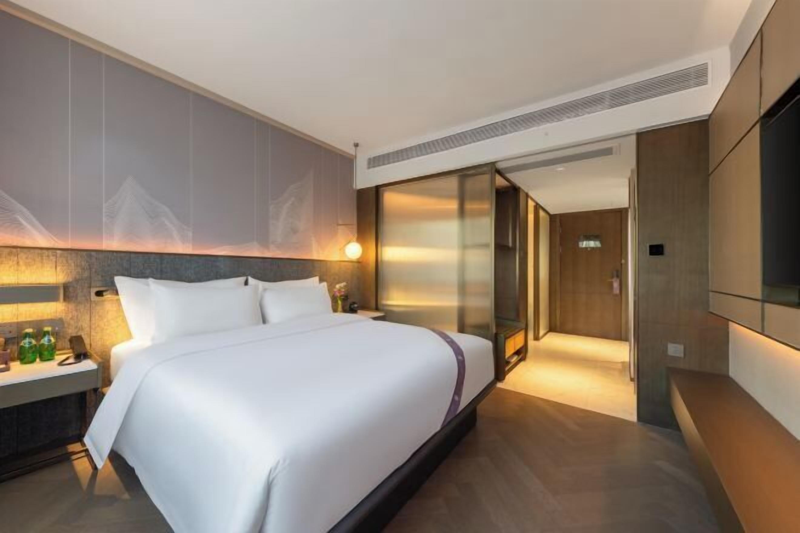 Edredons de pluma, frigobar (abastecido com alguns itens grátis)