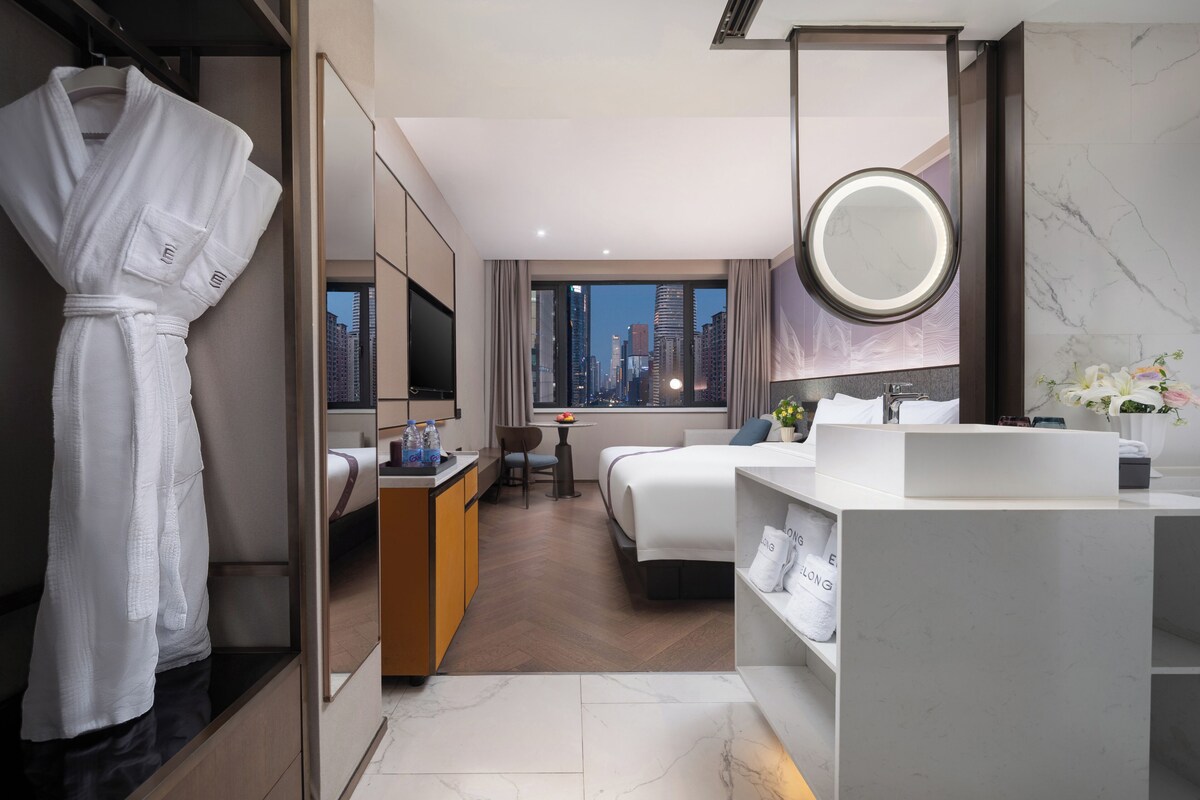 Donsdekens, een minibar met enkele gratis items, een kluis op de kamer