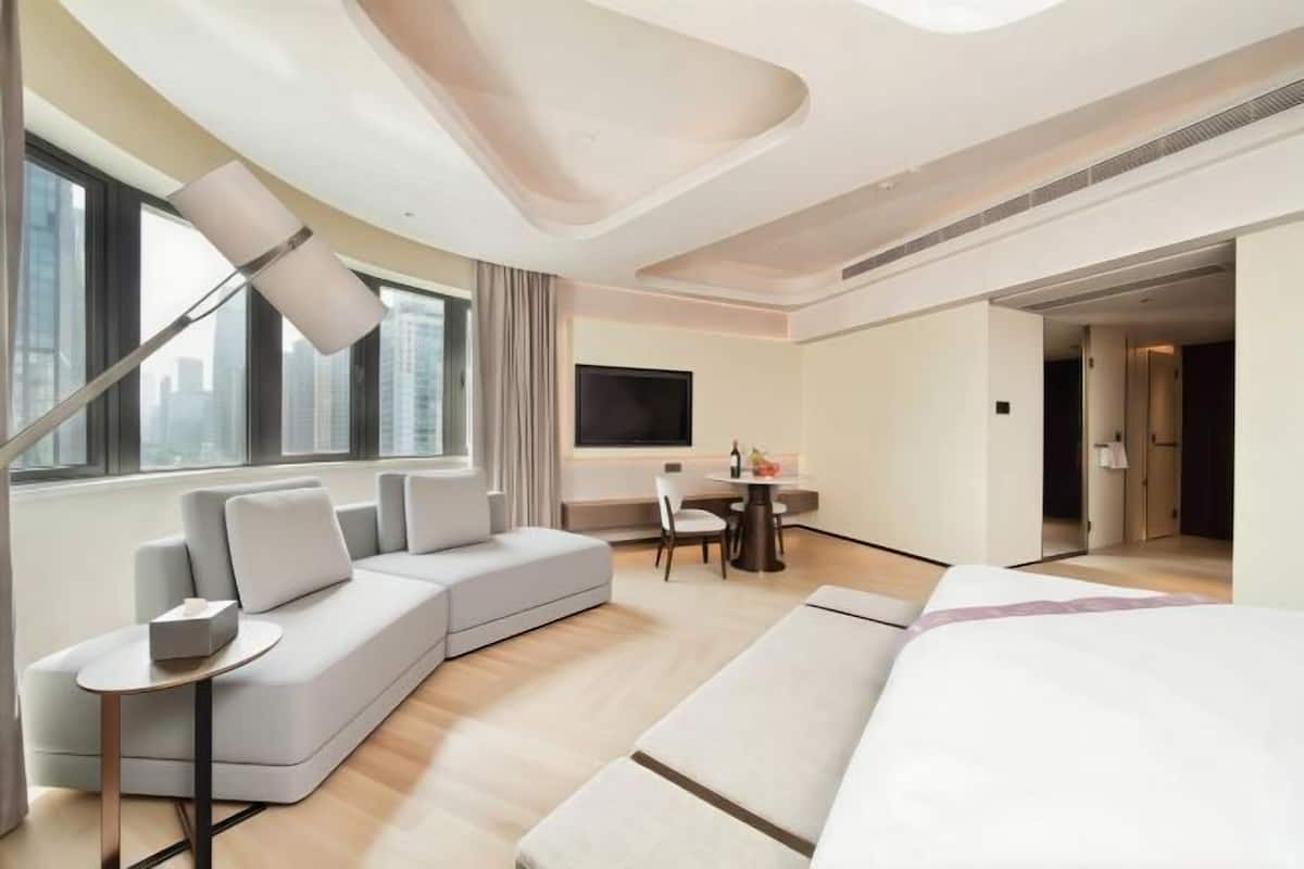 1 bedroom, down duvets, free minibar items, in-room safe