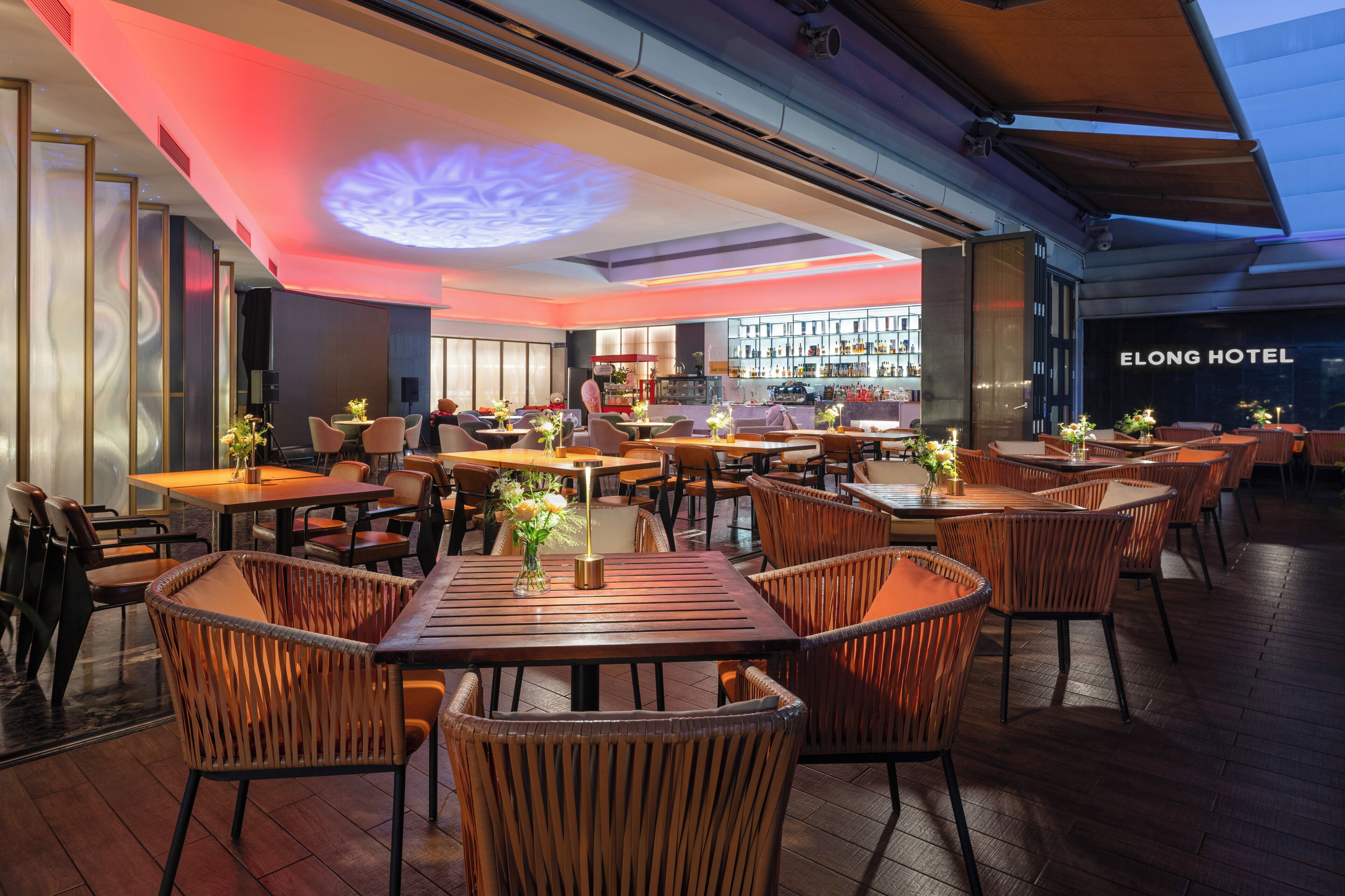 Bar de copas con vistas al jardín (abre todos los días)