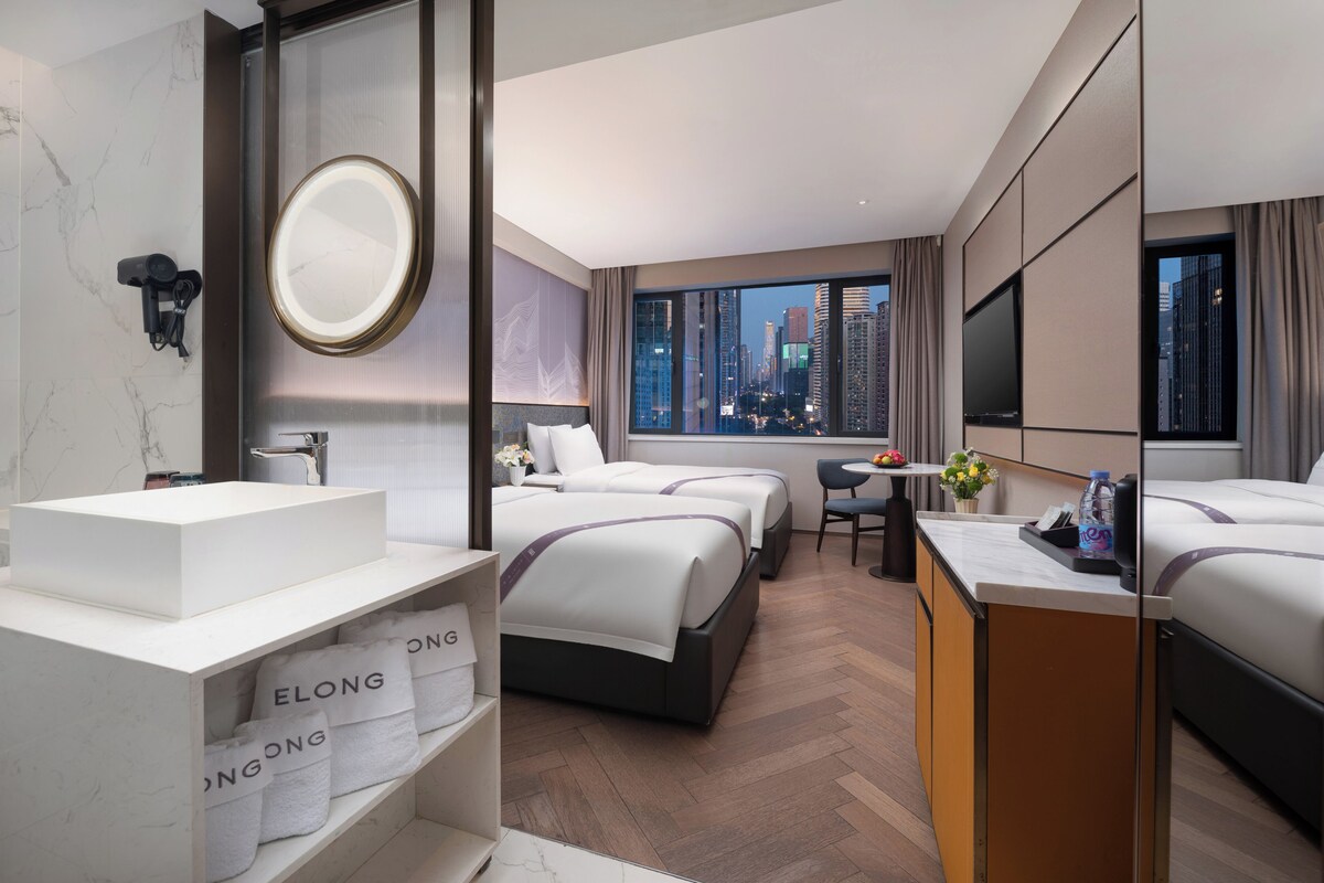Donsdekens, een minibar met enkele gratis items, een kluis op de kamer