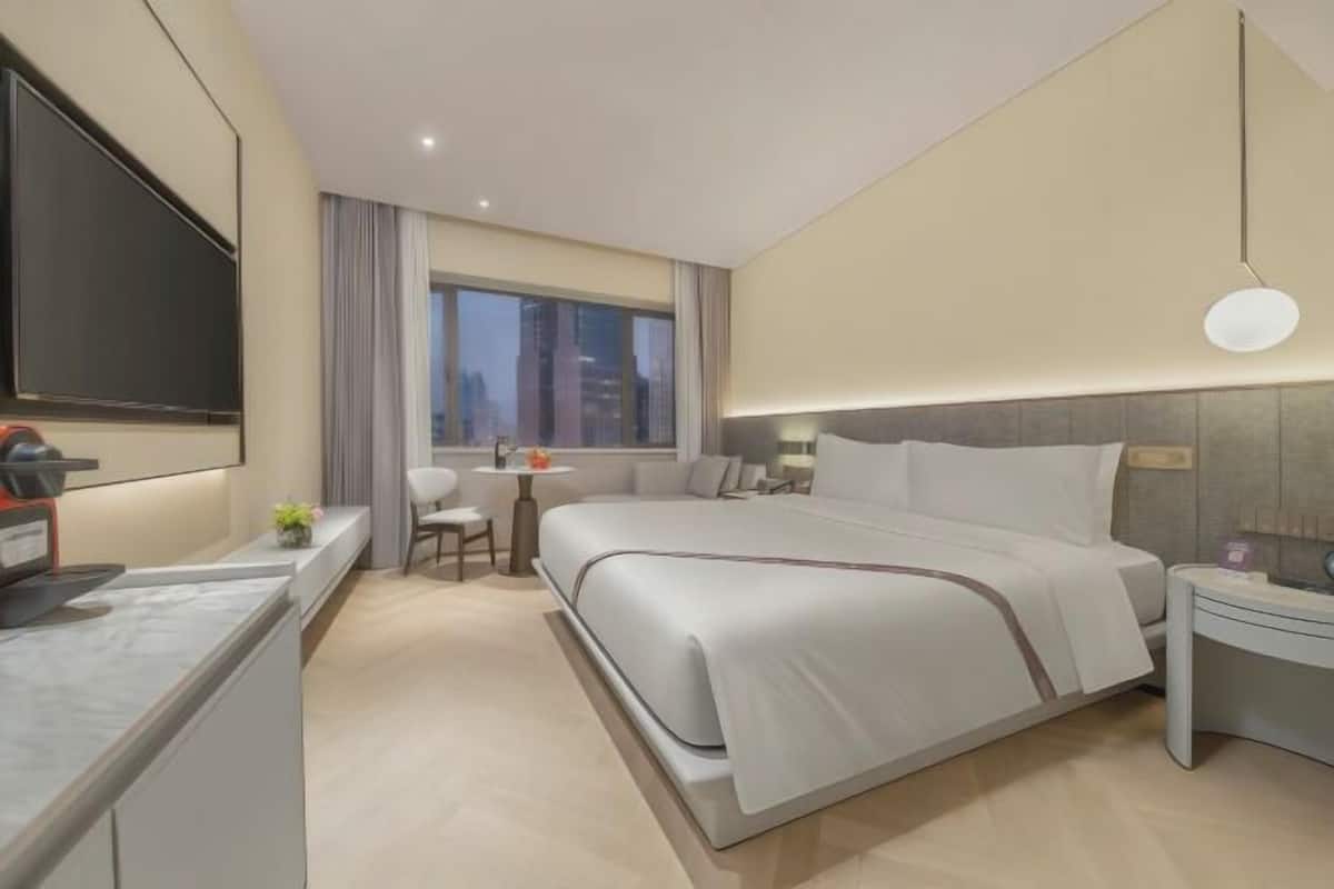1 bedroom, down duvets, free minibar items, in-room safe