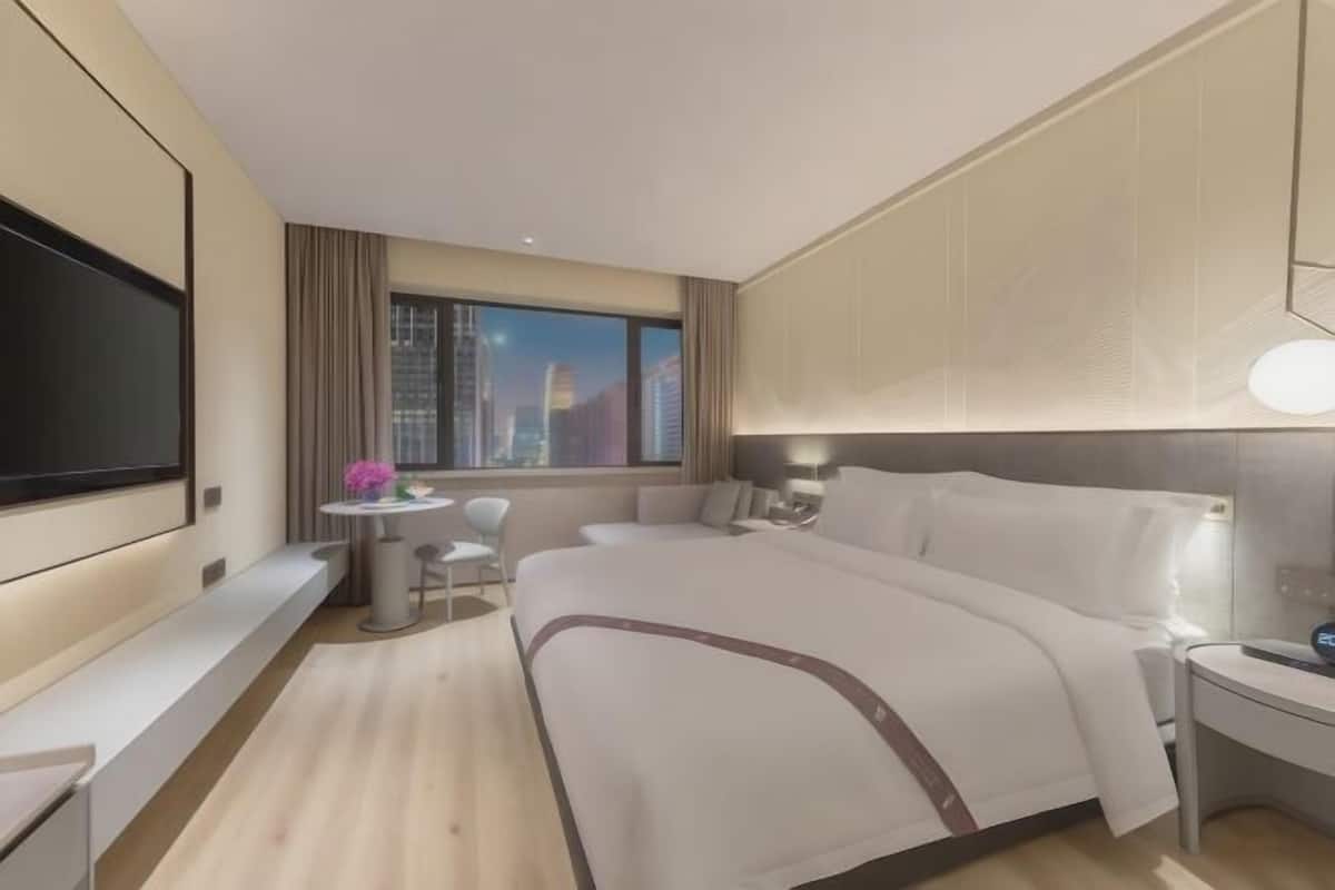1 bedroom, down duvets, free minibar items, in-room safe