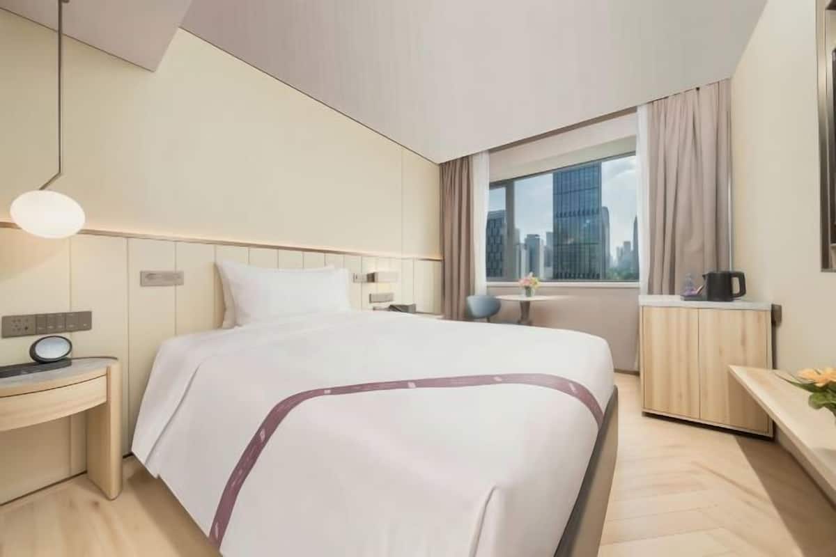 1 bedroom, down duvets, free minibar items, in-room safe