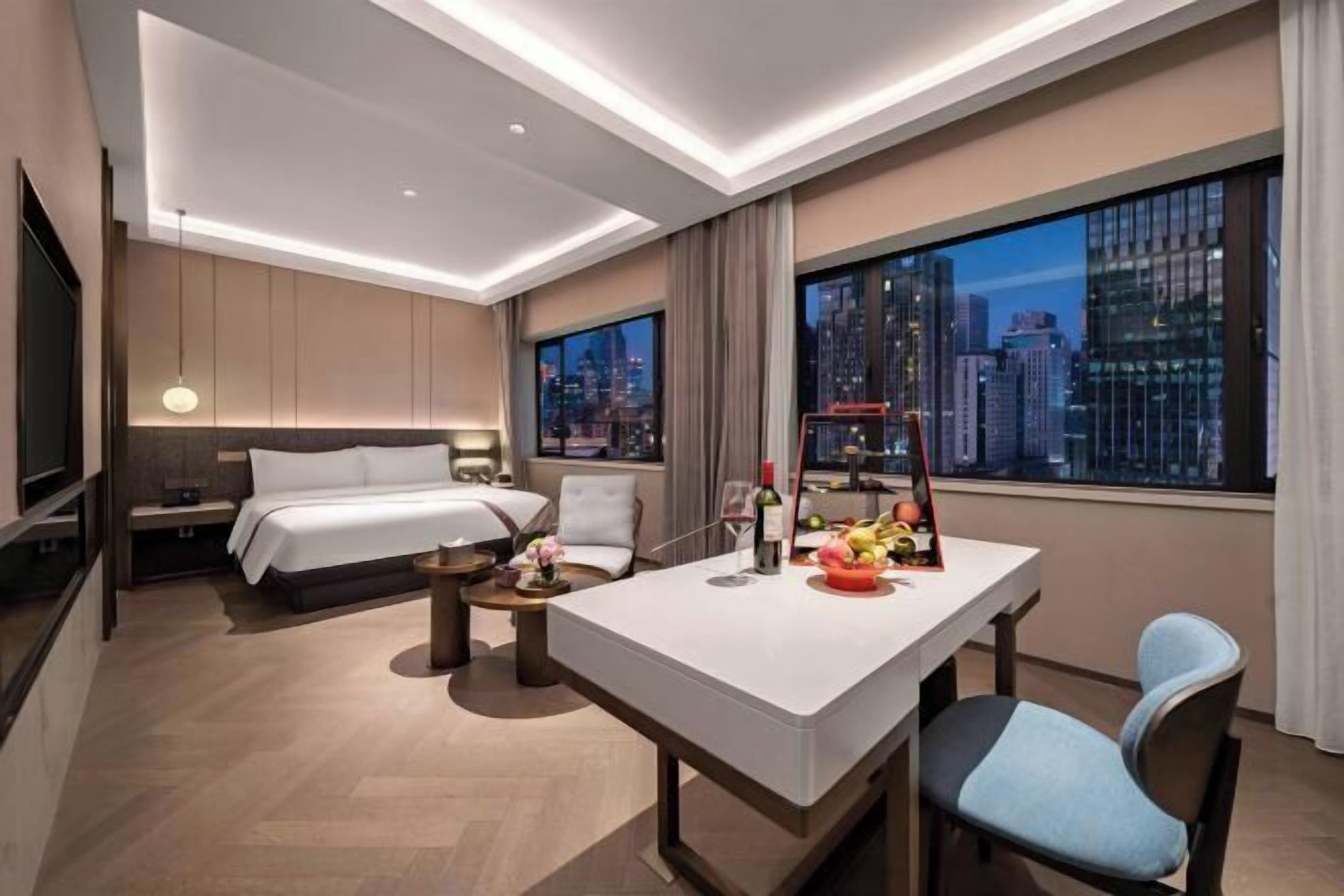 Edredons de pluma, frigobar (abastecido com alguns itens grátis)