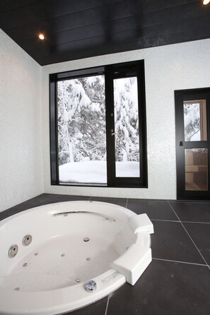 Villa | Badeværelse | Hårtørrer, hjemmesko, gulvvarme (badeværelse), håndklæder