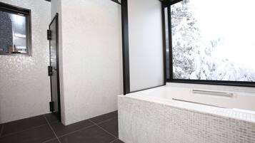 Villa | Salle de bain | Sèche-cheveux, chaussons, chauffage par le sol (salle de bains)