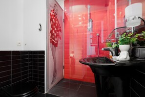 Douche, serviettes fournies, savon, shampoing