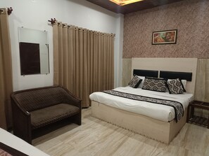Escritorio, wifi gratis, ropa de cama y acceso para silla de ruedas 