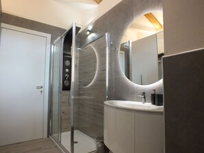 Douche, sèche-cheveux, bidet, serviettes fournies