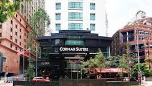 Un hotel con un ingresso ben visibile con la scritta 'CORMAR SUITES'.