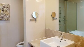 Secador de pelo, bidet, toallas, jabón