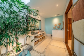 Villa de lujo | Baño | Tina y regadera independientes, secadora de cabello, toallas 
