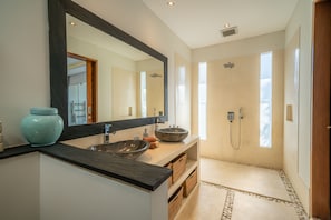 Luxury Villa | Bathroom | Separate tub and shower, hair dryer, towels