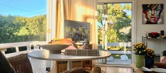 Central beach location 
5mins walk to beach, 10 mins walk to town. Dogs welcome.