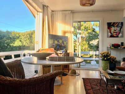 Central beach location 
5mins walk to beach, 10 mins walk to town. Dogs welcome.