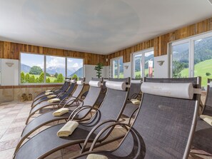 Een sauna, een stoombad, massagebehandelingen