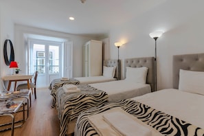 9 Schlafzimmer, Zimmersafe, Schreibtisch, Bügeleisen/Bügelbrett