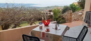 Outdoor dining - Red coast apartment x 2 terrace sea view Swimming pool sunbeds, umbrellas (Trinità d'Agultu e Vignola)