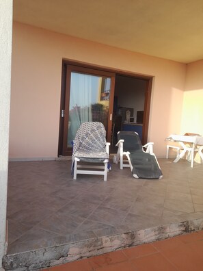 Terrace/patio - Red coast apartment x 2 terrace sea view Swimming pool sunbeds, umbrellas (Trinità d'Agultu e Vignola)