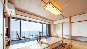 Une pièce de style japonais traditionnel, avec un sol recouvert de tatamis, une table basse et des chaises.