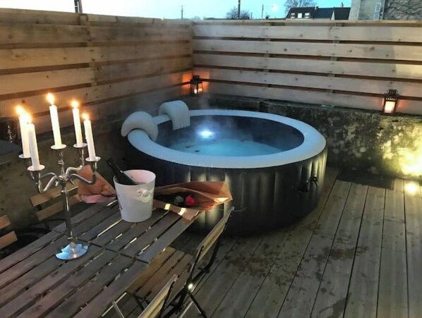 Outdoor spa tub
