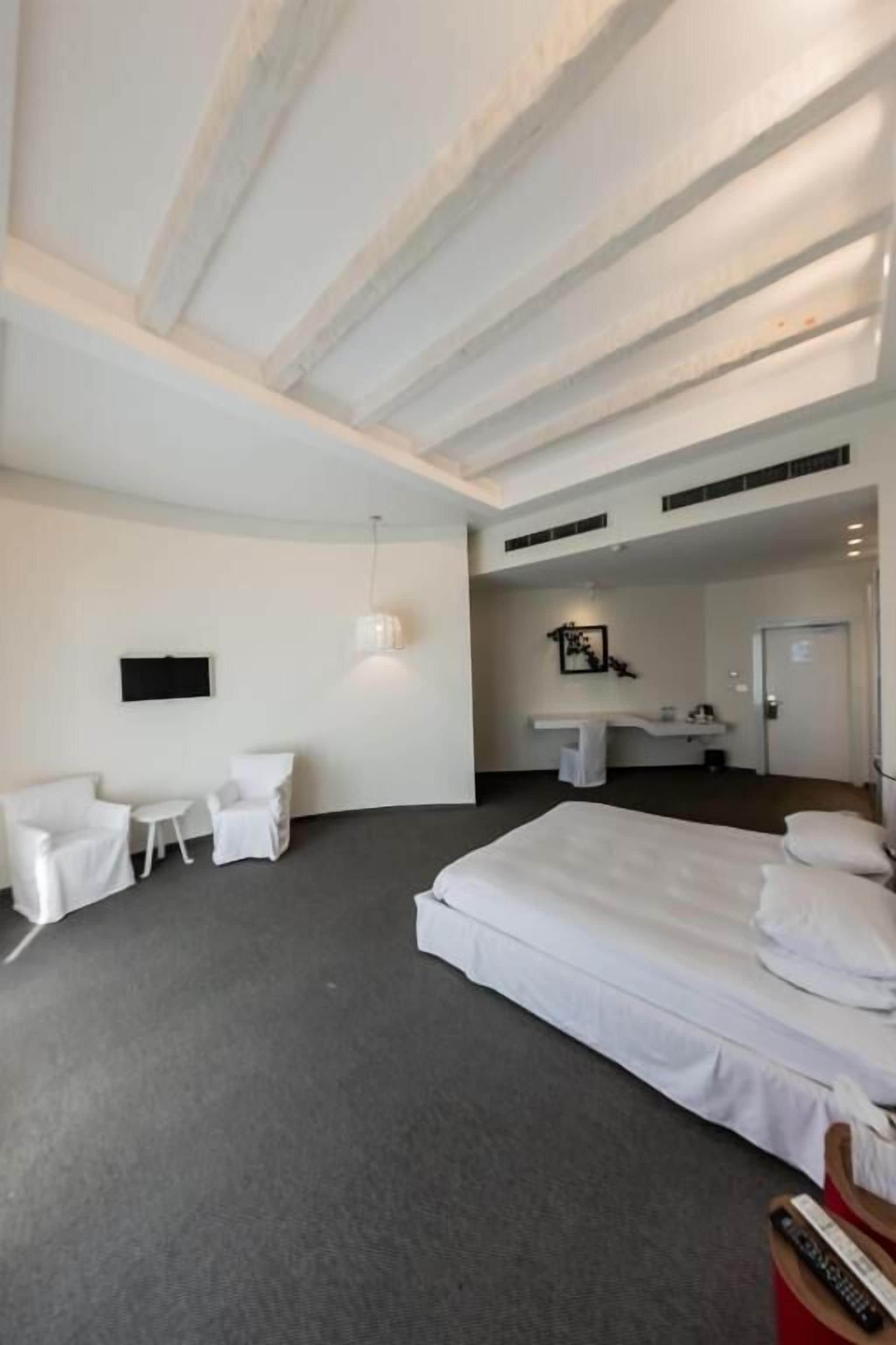 家庭房 | 迷你吧、客房内保险箱、办公桌、笔记本电脑工作区