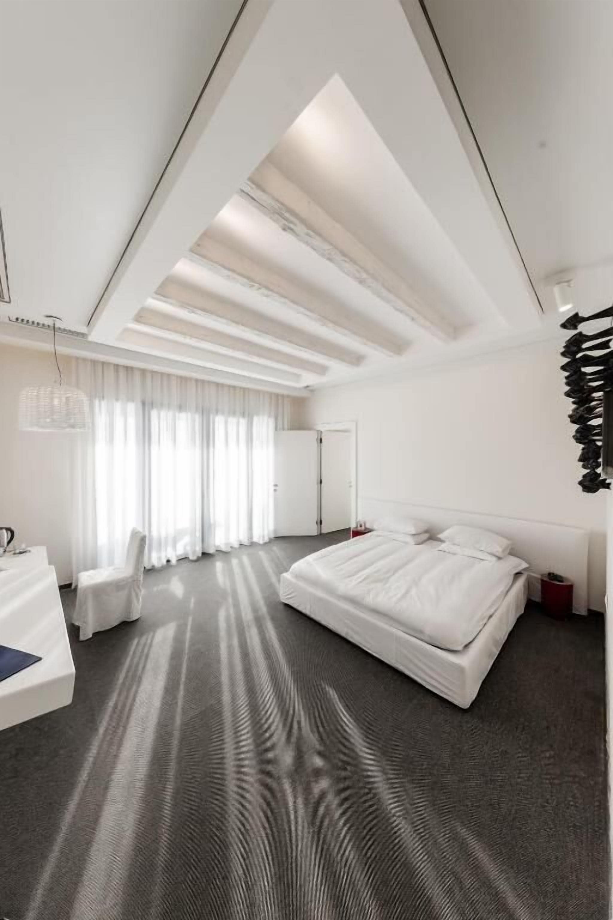 华丽客房 | 迷你吧、客房内保险箱、办公桌、笔记本电脑工作区