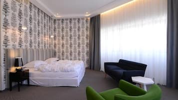 Junior suite | Een minibar, een kluis op de kamer, een bureau, een laptopwerkplek